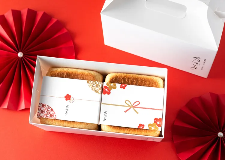 新春禮盒腰封共有花卉及蝴蝶結兩款圖樣。業者提供