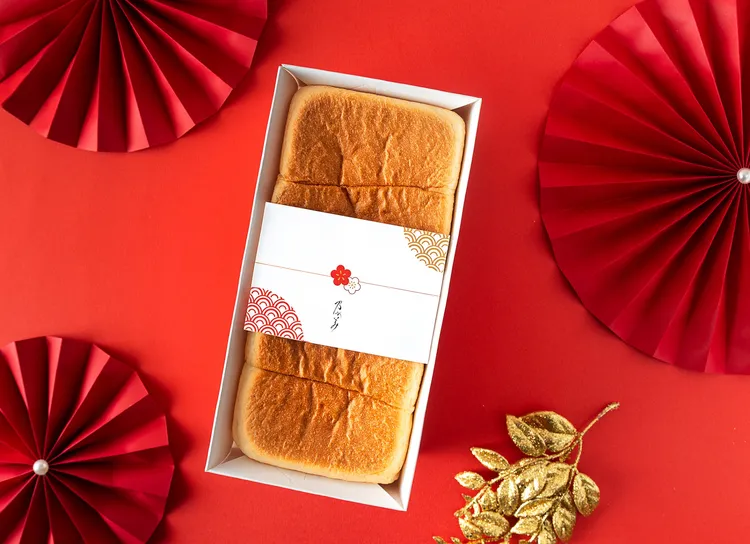 生吐司2斤一條禮盒售價350元，特價300元。業者提供