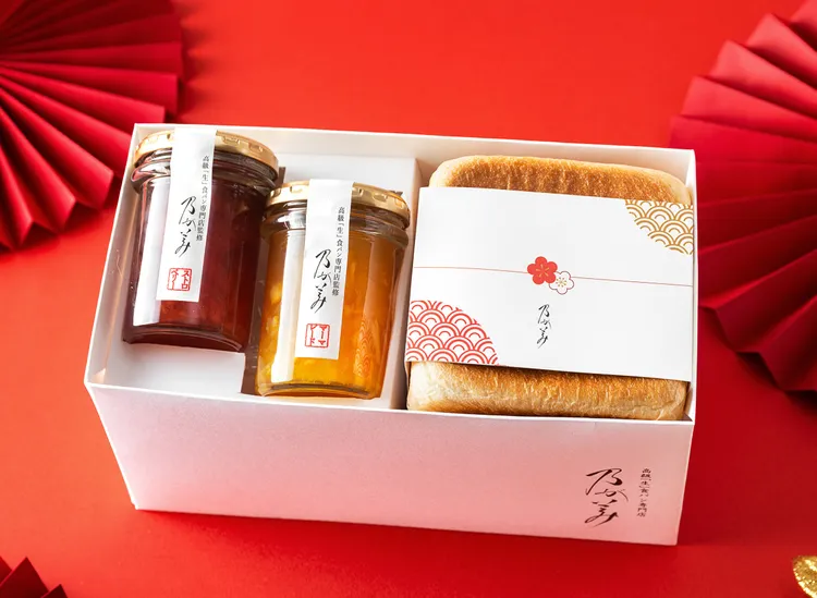 生吐司1斤一條加任選口味果醬2瓶禮盒售價900元，特價850元。業者提供