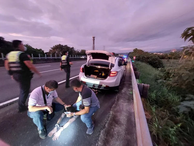 詐騙集團內訌殺人，蘇男不滿同夥向他索討800萬元，且意圖抺黑他，買槍以行刑式爆頭槍殺2名同夥。民眾提供