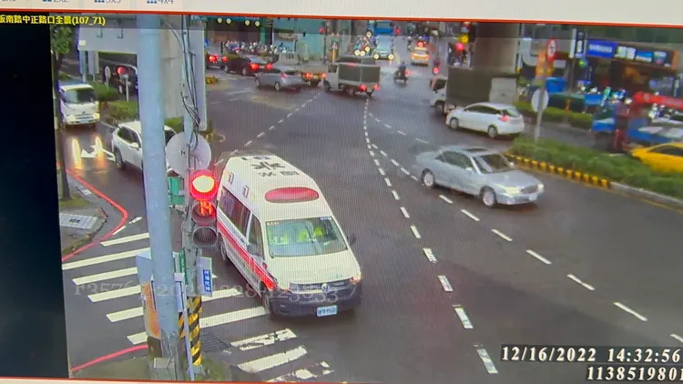 救護車在綠燈時通過。翻攝畫面