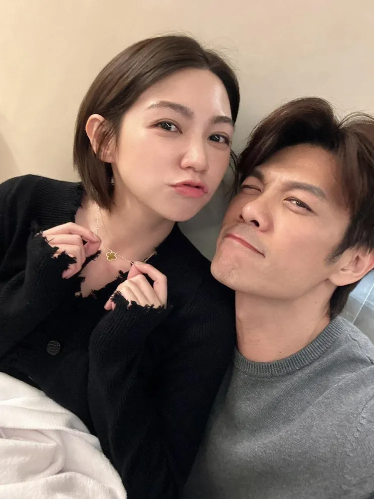 陳志強（右）送項鍊給曾智希當生日禮。翻攝曾智希臉書