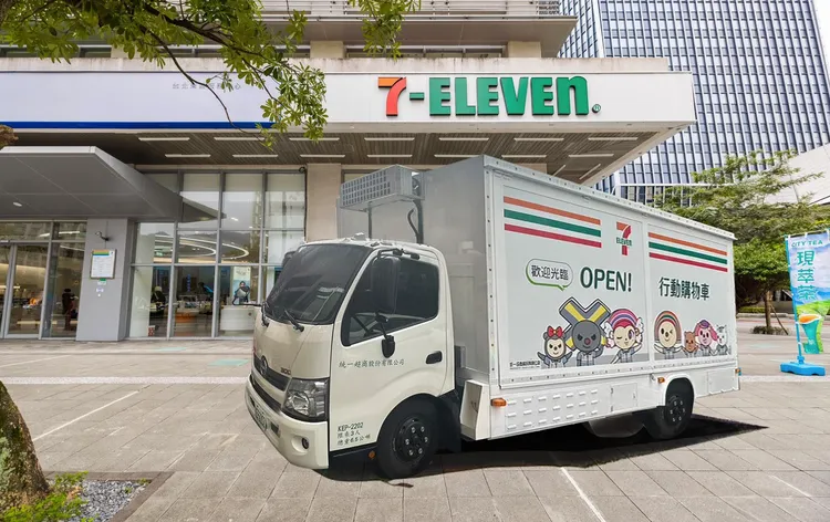 小七出動行動購物車，讓民眾隨買隨吃。業者提供