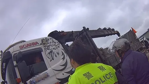 桃園通緝犯意圖駕車衝撞　勇警強力破窗當場逮捕