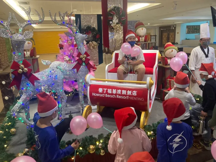 小朋友搶著上雪橇車。陳宏銘攝