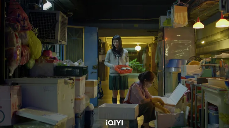 王渝屏劇中家境清寒，靠媽媽范瑞君在市場賣魚貨維生。愛奇藝國際站提供