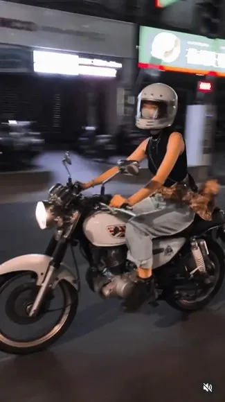 檔車妹騎車超帥氣。IG@chun___0110 授權刊登