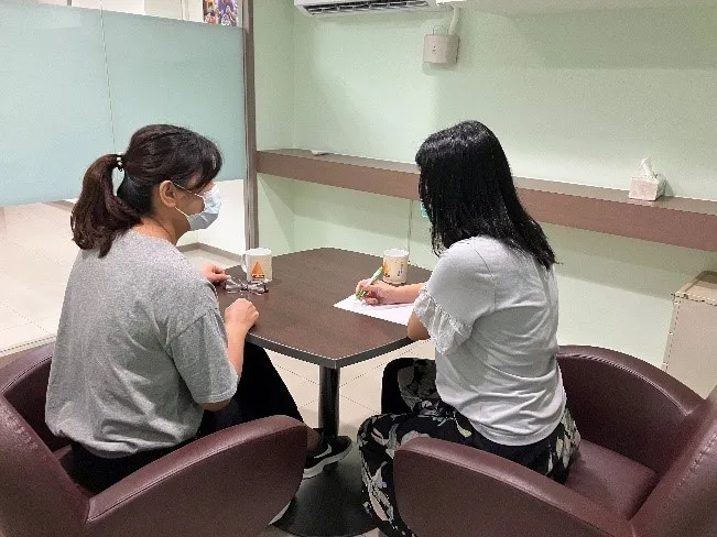 小蘭申請續航中心職涯諮詢服務，由專業諮詢老師透過晤談了解其職場壓力來源。新北市政府提供