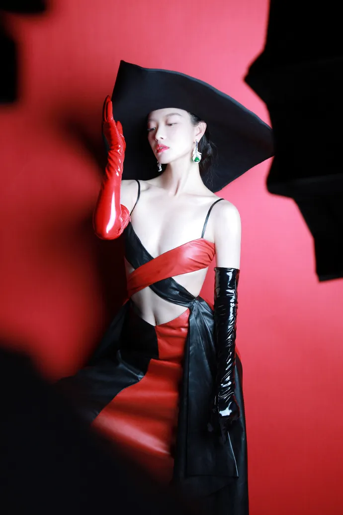 倪妮身著GUCCI 2023早春禮服性感拍攝雜誌照。翻攝倪妮工作室微博