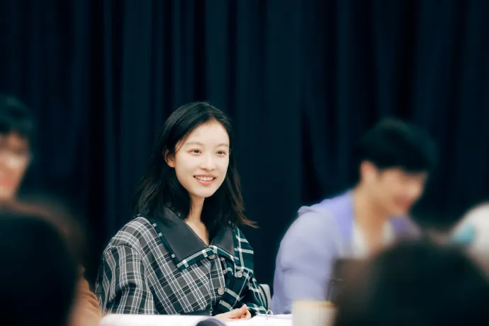 倪妮頂著素顏為新劇排練，狀態如清純大學生。翻攝倪妮工作室微博