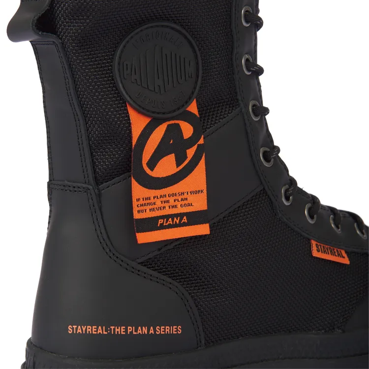 Pampa Tactical聯名戰鬥靴鞋側飾有印上A字與「NOTHING’S GONNA CHANGE MY WORLD」標語的亮橘色撞色布標。品牌提供