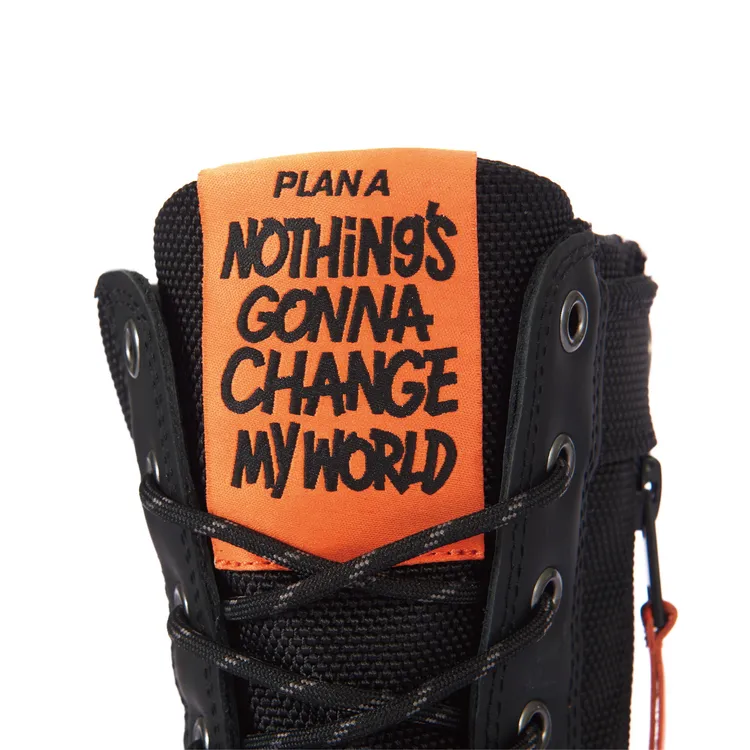 鞋舌上的標語呼應STAYREAL PLAN A系列上常見的金句元素。品牌提供