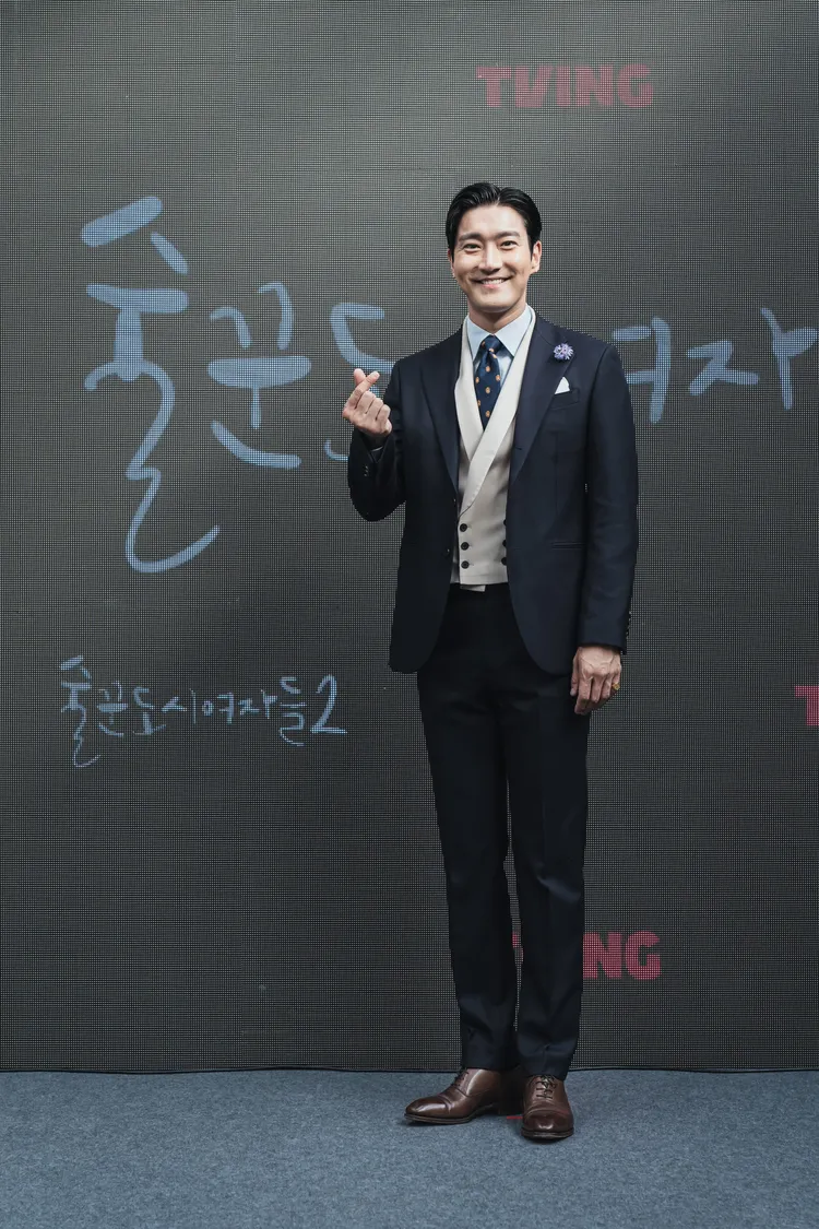 崔始源劇中造型邋遢，昨天難得帥氣。friDay影音提供