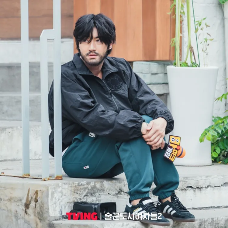 崔始源第2季鬍髮合一，連工作人員都說無法跟他所飾演的姜北久交往。翻攝TVING