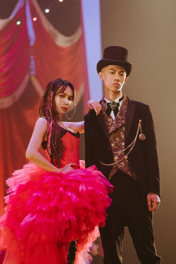 林采欣（左）與莫宰羊合作。華納提供