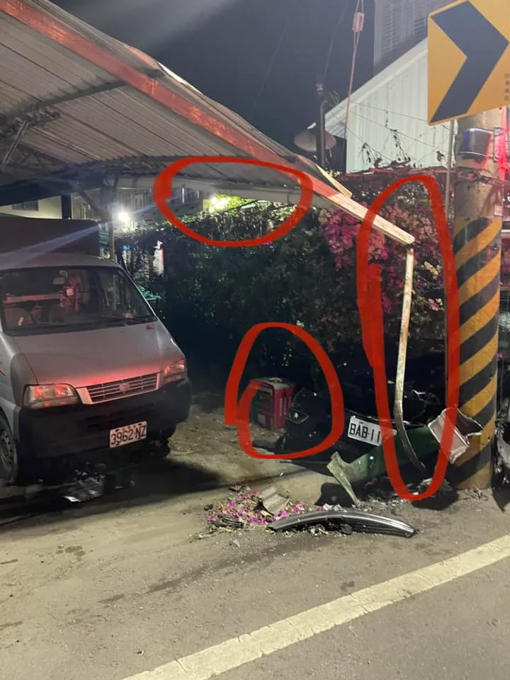 吳男酒後駕車撞上電線杆，波及一旁棚架、花盆及小貨車。翻攝自梓官人