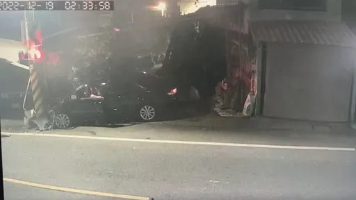 深夜的「拓海」過彎自撞電杆卡棚架 高雄民宅下花瓣雨