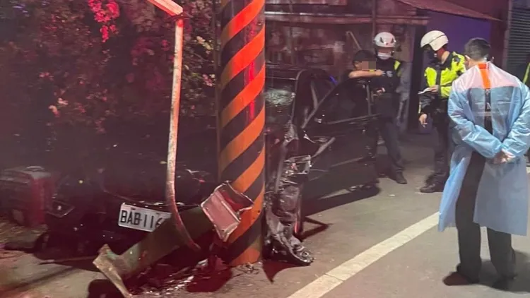 警方協助救護人員將吳男送醫。翻攝自梓官人