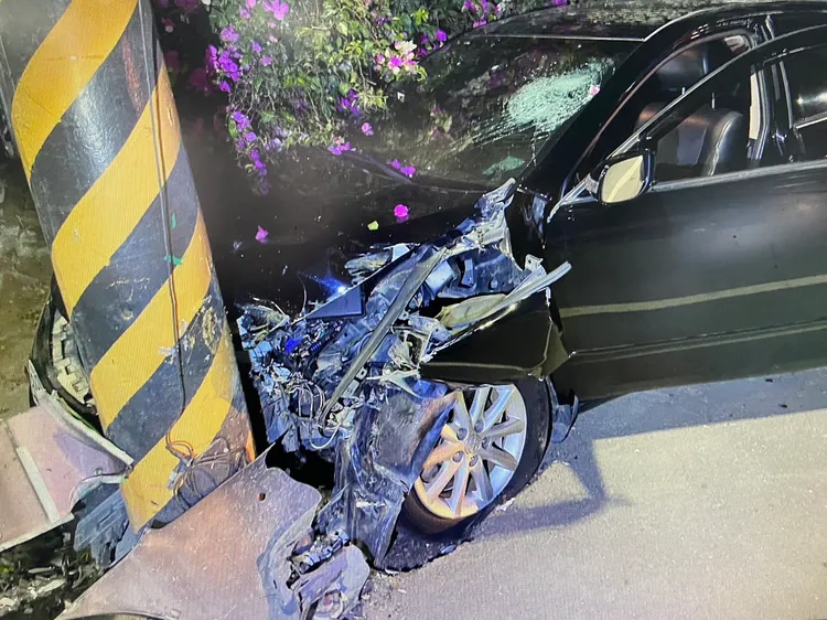 吳姓男子的轎車前擋風玻璃及車頭毀損。讀者提供