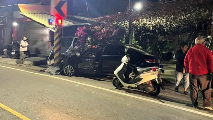 當地住戶聽見車禍巨響，外出察看後報警處理。翻攝自梓官人