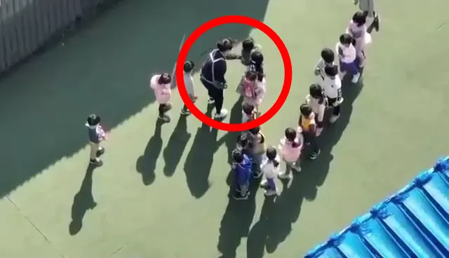 教保員用手推小朋友。民眾提供