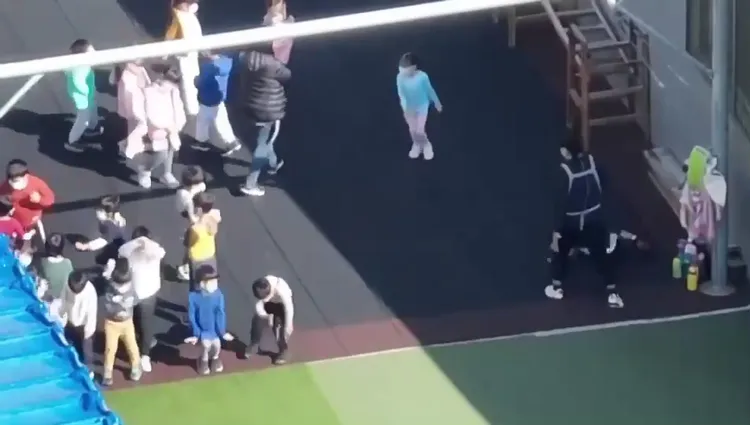 抓起來後摔出去。民眾提供