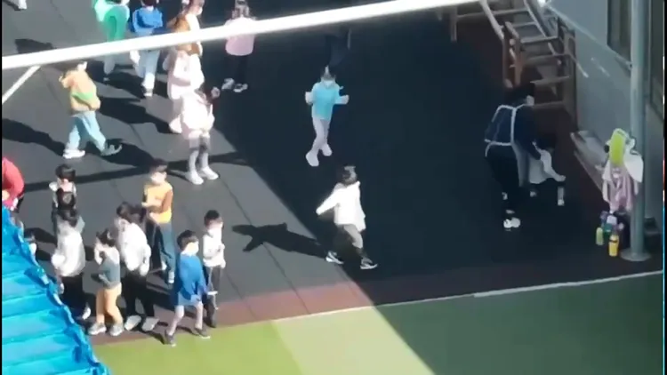 教保員抓起小朋友。民眾提供