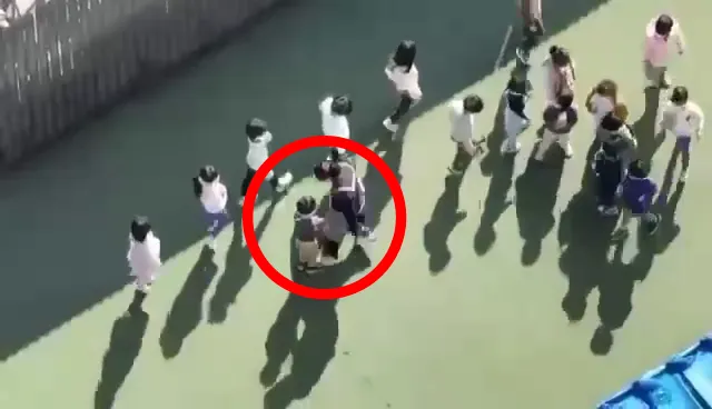 教保員用腳踢幼童。民眾提供