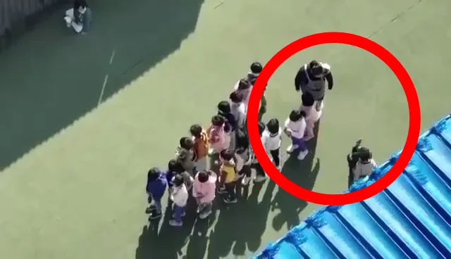 小朋友被教保員手推後跌倒。民眾提供