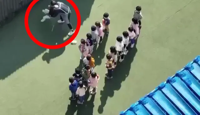 教保員把一名幼童抓起來後拋摔出去。民眾提供