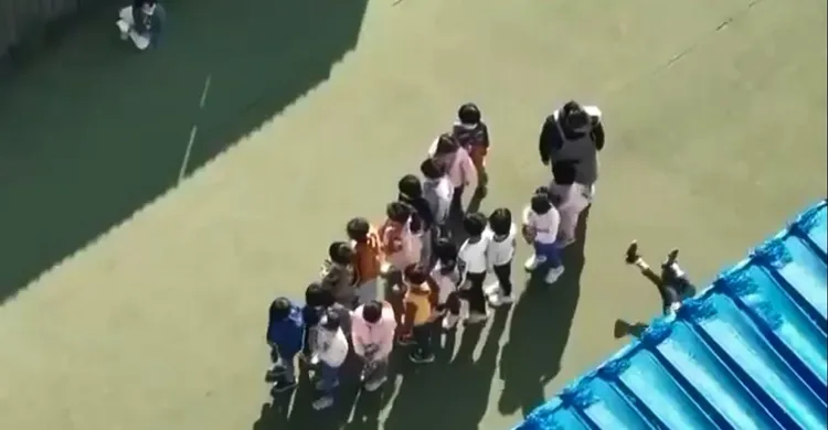 教保員推小朋友導致重心不穩跌倒。民眾提供