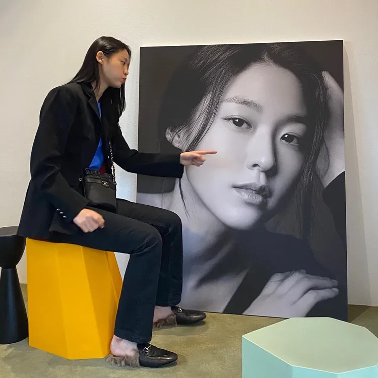 在雪炫IG上，她從2020年就擁有香奈兒迷你水桶包。翻攝2seolhyuns2 IG