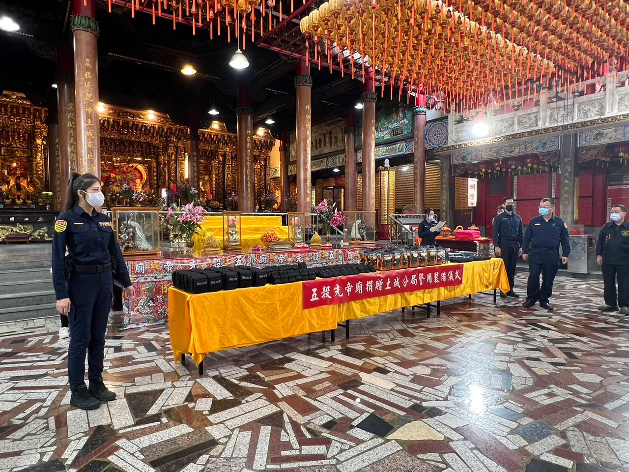 土城分局感謝五穀先帝廟對警察同仁的支持與肯定,相信能夠提升同仁士氣,使同仁執勤效能再精進。警方提供