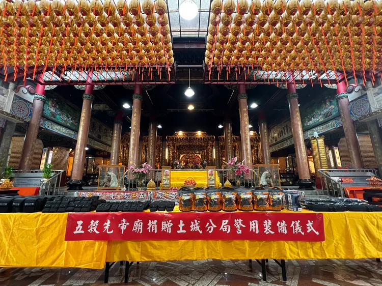 五穀先帝廟捐贈精良的警用裝備一批。警方提供