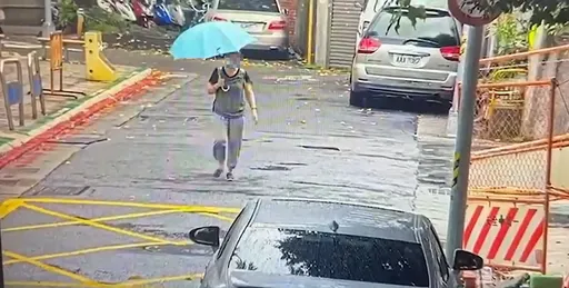 外籍女賣場外偷傘　監視器密度高！北市警3小時內找上她