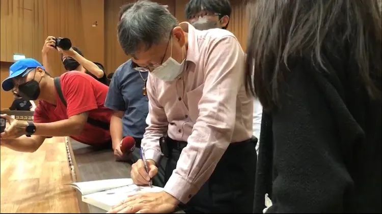 雖然校方事先沒有安排合照、簽書時間，但不少學生要求合影簽名，柯文哲來者不拒相當親切。讀者提供