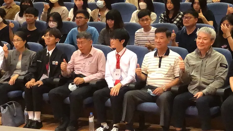 柯文哲與台東大學師生互動熱絡。讀者提供