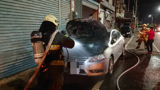 高雄梓官火燒車 疑廟會遶境放炮引發