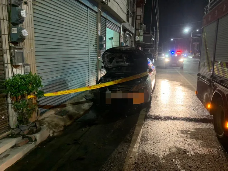 火勢撲滅後，警方封鎖現場交由消防局火調人員進行採證。讀者提供