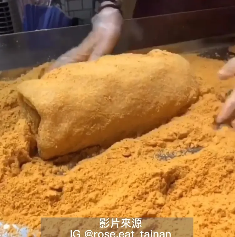 淡水老街手工麥芽糖，撒上滿滿花生粉。IG @rose.eat_tainan 提供