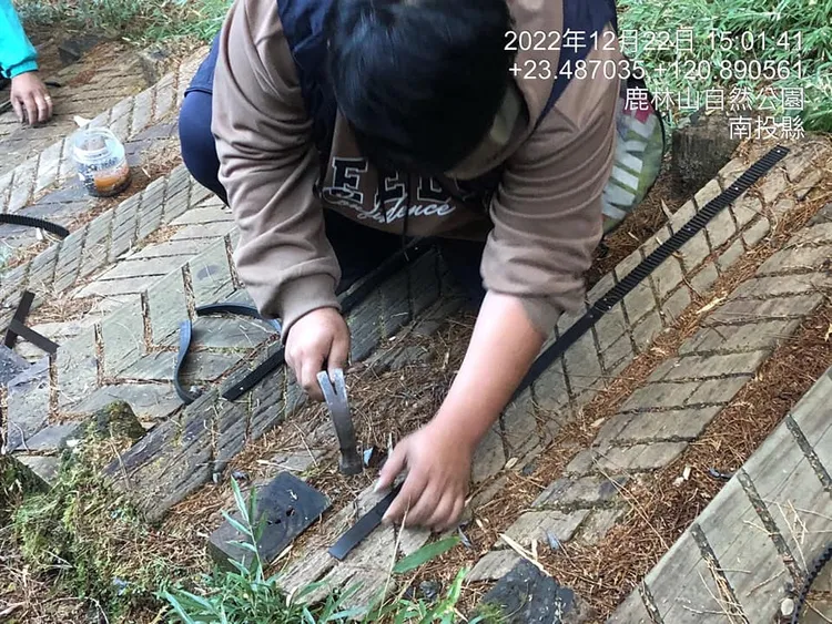 玉管處人員也在林道加裝防滑條施，避免雨水結冰帶來溼滑。玉管處提供