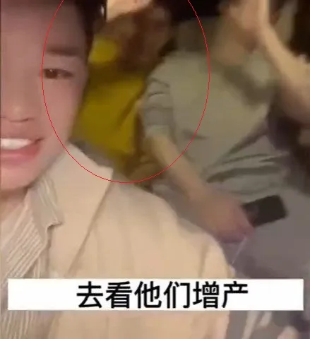 黃衣女子探頭入鏡還右手比勝利YA手勢，中國網民認為是汪小菲認可張穎穎，變成老闆娘了。翻攝自微博