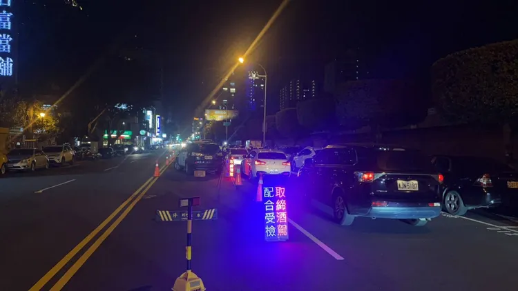 警方設下路檢攔查點。警方提供