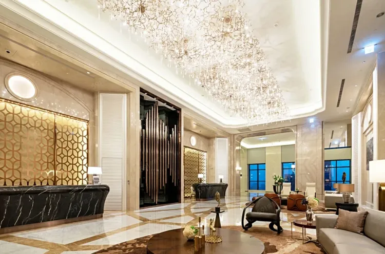 「遠雄THE ONE」與飯店共構，提供英式管家服務，生活環境舒適愜意。翻攝591