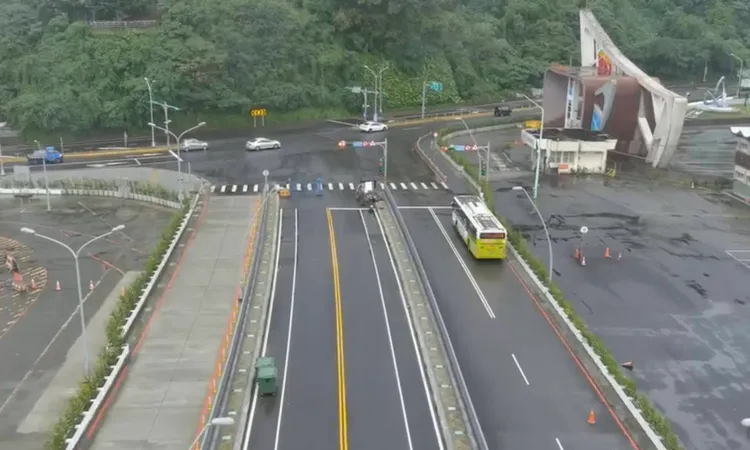 大橋開通後於橋下增設單向行駛南側側車道及北側側車道，請用路人遵循南方澳大橋周邊標誌及號誌行駛。蘇花改工程處提供