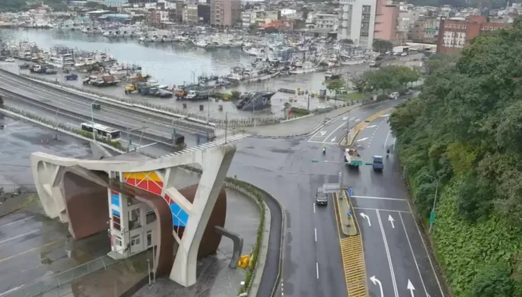 大橋開通後於橋下增設單向行駛南側側車道及北側側車道，請用路人遵循南方澳大橋周邊標誌及號誌行駛。蘇花改工程處提供
