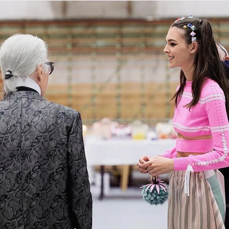 Ceretti是已故設計師「老佛爺」卡爾拉格斐（左）生前的繆斯之一。翻攝vittoria IG