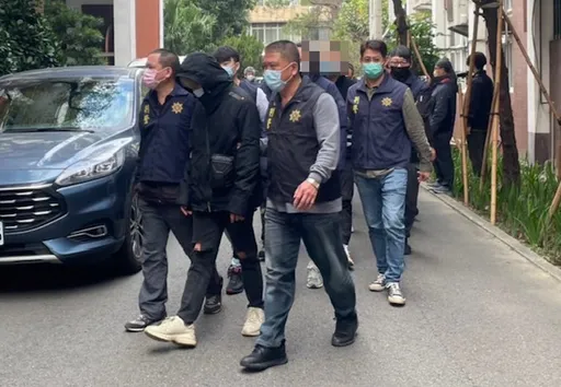 找到了！苗栗產業道路暴力砸車抓20人　就是黑幫傾倒廢土喬不攏