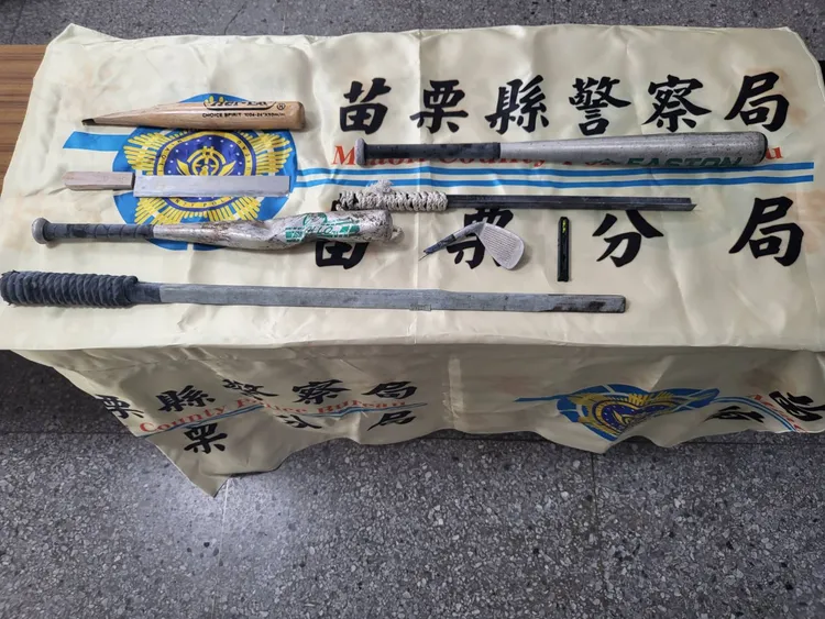 警方查獲鬥毆用的棍棒等兇器。警方提供