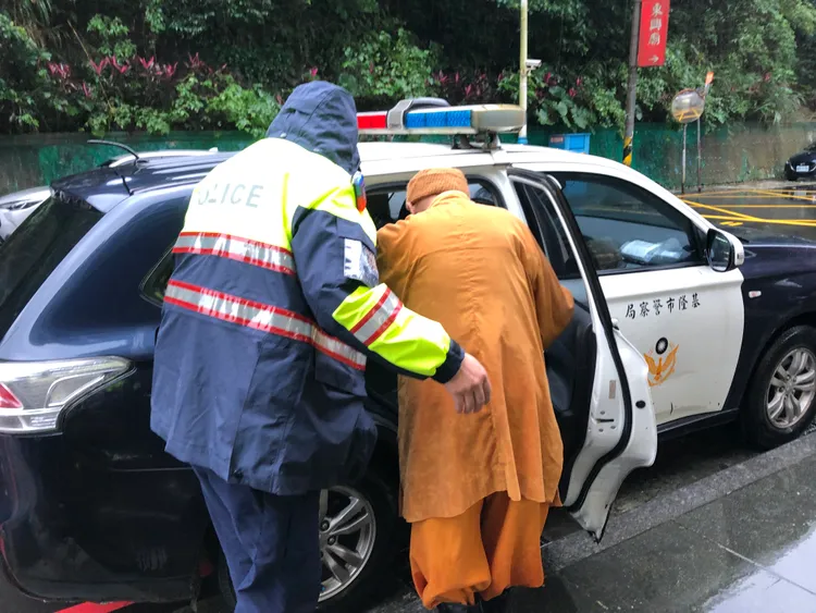 所幸失智的老和尚沒有受傷，只是一時忘記怎麼返家。翻攝畫面